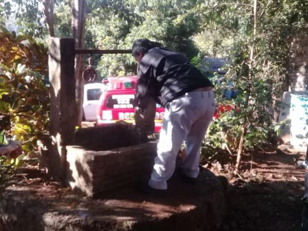 Fue a sacar agua y le encontró a su papá muerto en el pozo