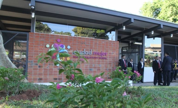 HOY / Ministerio de la Mujer recibirá equipos informáticos con conectividad por 2 años