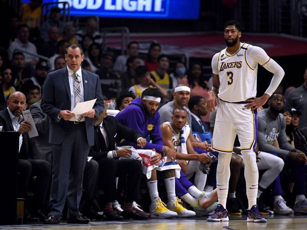 Davis rescata a Lakers