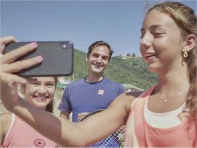 Federer sorprende a dos niñas italianas