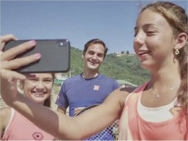 Federer sorprende a dos niñas italianas