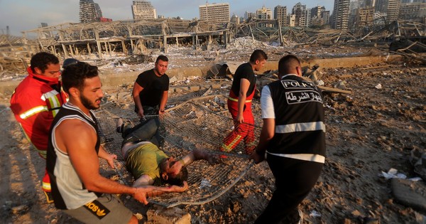 Al menos 27 muertos y 2.500 heridos en las explosiones en el puerto de Beirut