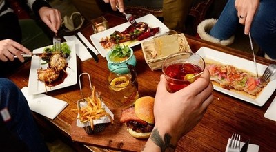 Reuniones sociales peligrosas: neumólogo da tips para evitar contagio en los encuentros