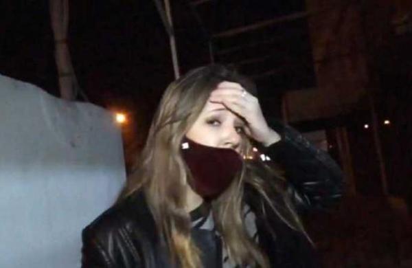 'No, no... chicos': periodista sufre el robo de su celular mientras despachaba en vivo - C9N