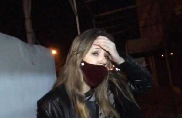 'No, no... chicos': periodista sufre el robo de su celular mientras despachaba en vivo - SNT