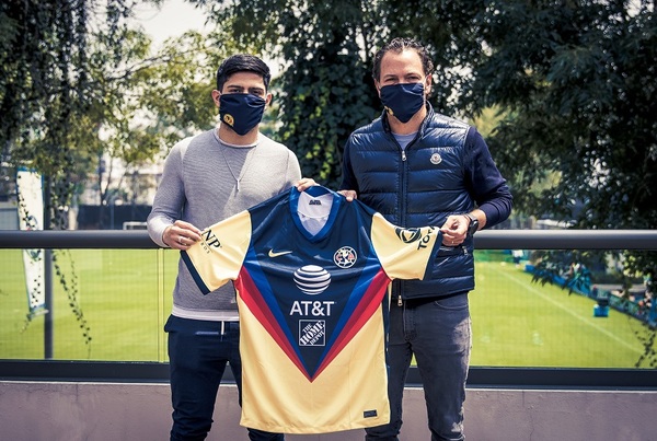 Sergio Díaz firma y luce la camiseta del América