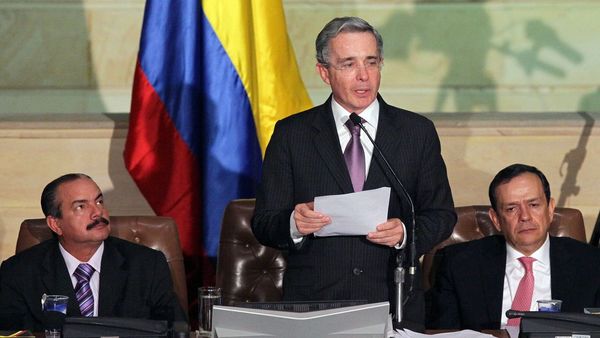 Califican de “inédito” en la historia política colombiana arresto del expresidente Uribe - Megacadena — Últimas Noticias de Paraguay