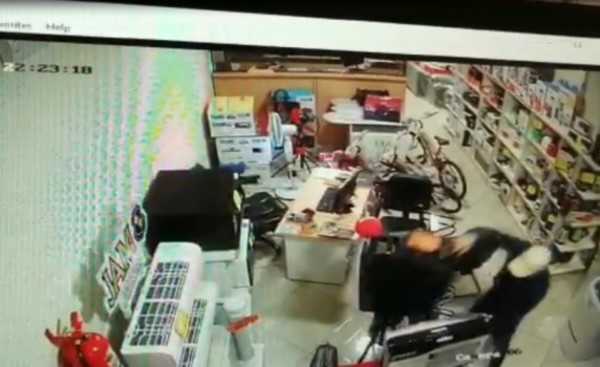 Rateros se llevan un parlante y un televisor de un local comercial