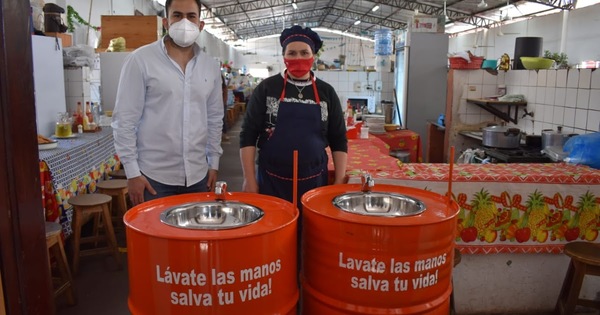 Donó tapaboca y lavamanos