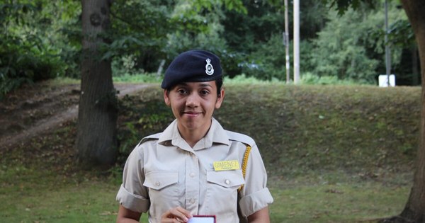 Primera paraguaya condecorada en academia militar de príncipes ingleses