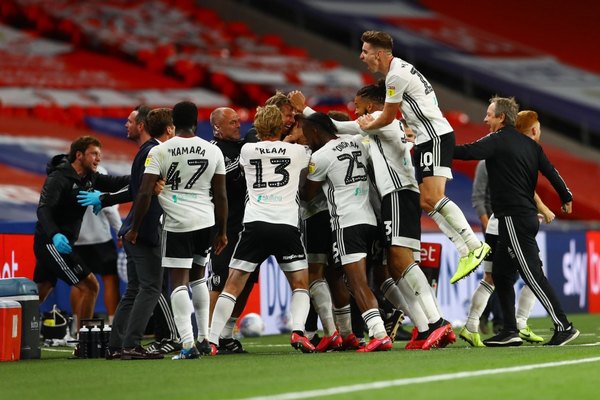 Fulham vuelve a la Premier League tras derrotar al Brentford