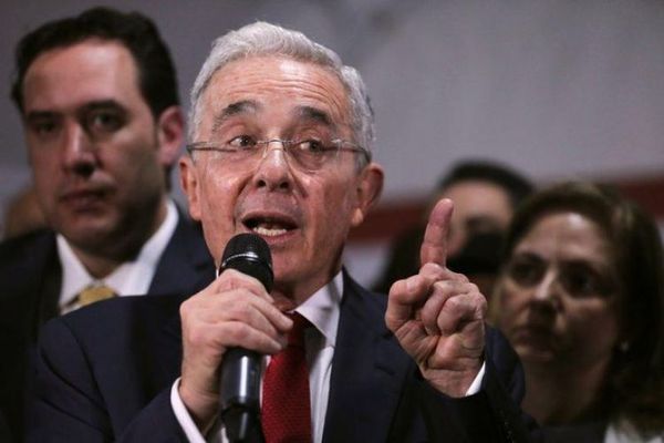Corte Suprema de Justicia ordena detención de expresidente colombiano Álvaro Uribe