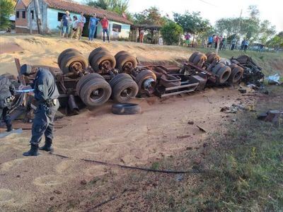 Conductor de camión muere tras volcar en San Pedro - Nacionales - ABC Color