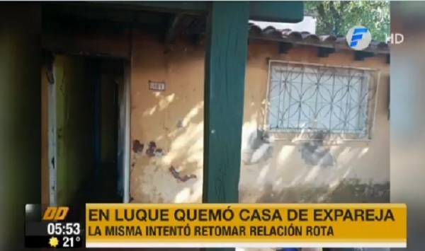 Mujer desata incendio en casa de su ex, según versión policial