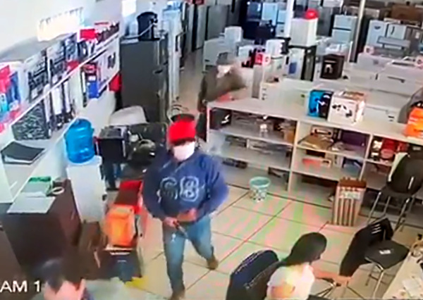 Motochorros asaltan conocido comercio y roban dinero, y celulares