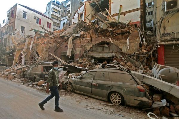 Duelo en Beirut tras explosiones que dejaron más de 100 muertos y cerca de 300.000 personas sin casa - Mundo - ABC Color