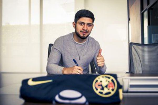 Sergio Díaz firmó y estampó el nuevo dorsal que utilizará en el América - Fútbol - ABC Color