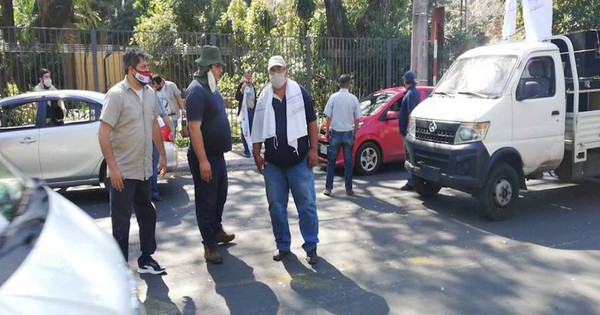 Funcionarios de la Ande cerraron la avenida España
