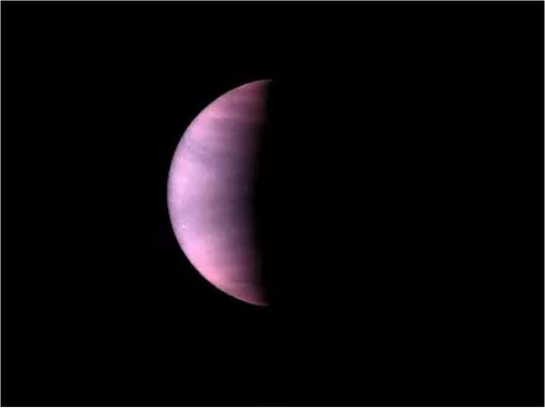 Hallan gigantesca ola oculta en las densas nubes de Venus