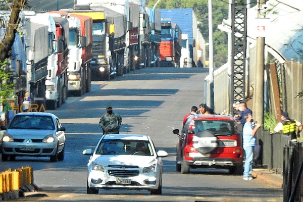 Puente de la Amistad “CERRADO” pero con intenso movimiento de PERSONAS y VEHÍCULOS