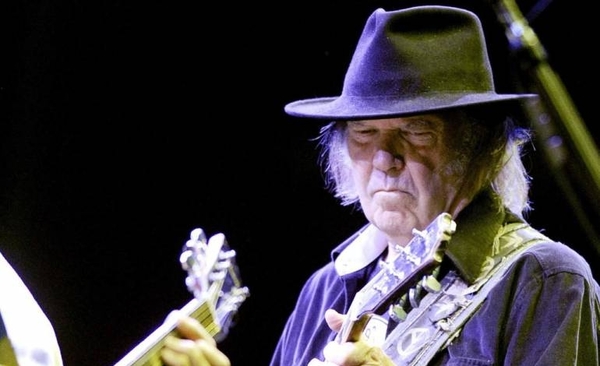 HOY / Neil Young denuncia a la campaña de Trump por utilizar sus canciones