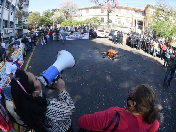 Funcionarios de Salud exigen pago de gratificación por Covid-19