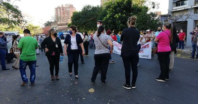 Funcionarios administrativos de Salud Pública exigen cobro de gratificación