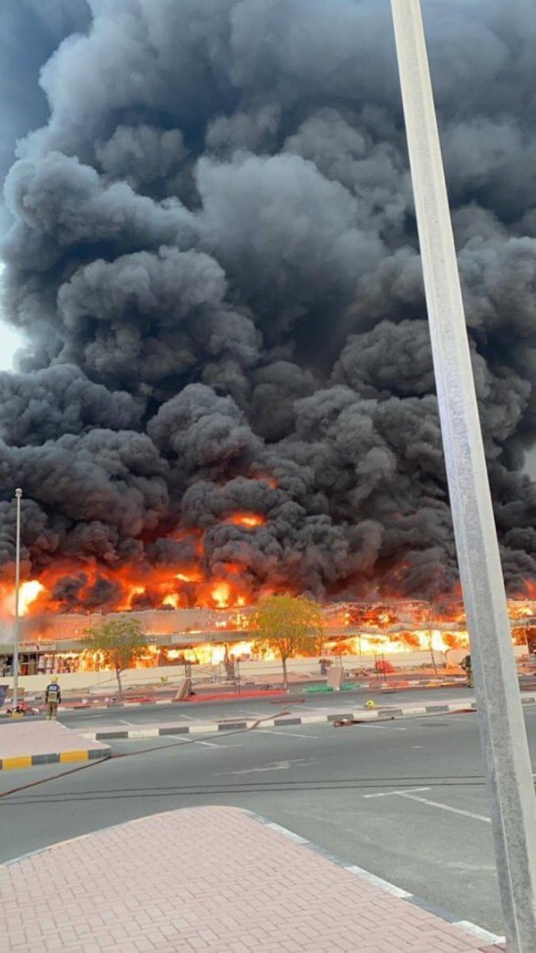 Reportan gran incendio en mercado de Emiratos Árabes