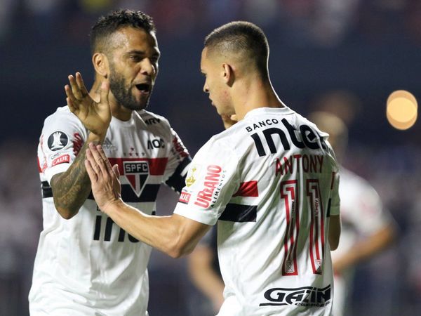 Alves dice que en Brasil solo jugará con Sao Paulo