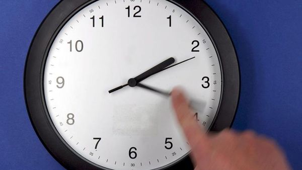 Media sanción para mantener horario de verano todo el año