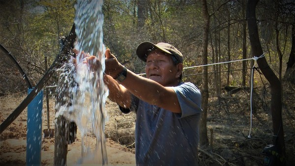 Perforando pozos hallaron agua dulce en la comunidad indígena de Laguna Negra