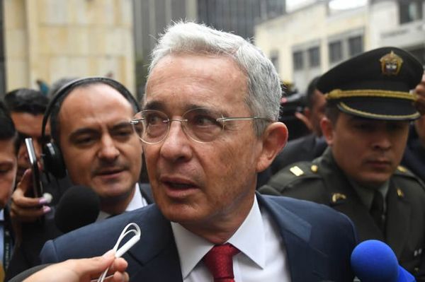 Expresidente colombiano Álvaro Uribe da positivo a COVID-19