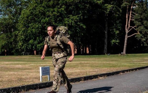 PARAGUAYA PREMIADA COMO LA MEJOR CADETE INTERNACIONAL EN ACADEMIA MILITAR DEL REINO UNIDO