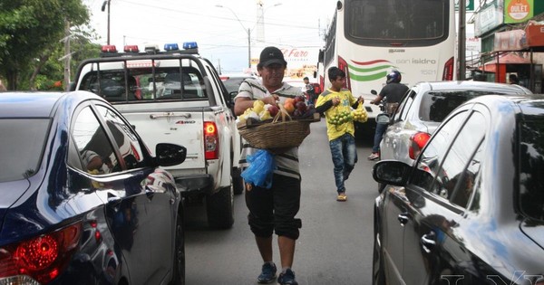 Vendedores ambulantes piden reglamentar ventas en los buses