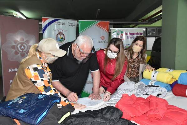 PRESENTAN ABRIGOS DONADOS PARA NIÑOS DE ITAPÚA