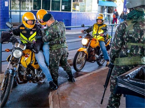 Brasil MILITARIZA frontera por “LIBERACION” de presos, y esto AHUYENTA a turistas