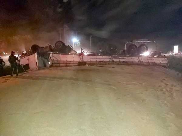 Aparatoso accidente entre un CAMIÓN y un TRACTOR en plena RUTA