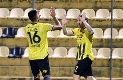 Guaraní no falla y alcanza la punta en un duelo con polémica en el final