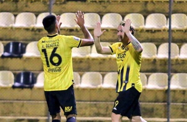 Guaraní no falla y alcanza la punta en un duelo con polémica en el final