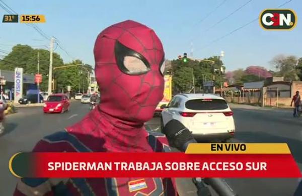 'Spiderman' limpia vidrios en la avenida Acceso Sur - C9N