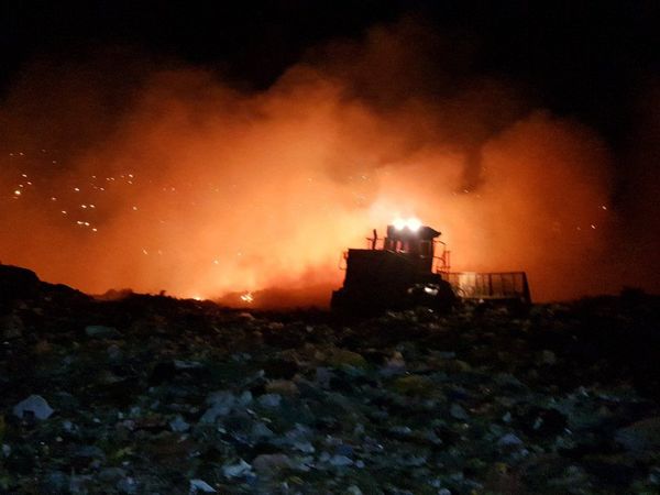 Incendio de grandes proporciones de basural en Roberto L. Petit