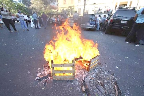 Administrativos también exigen se les dé más plata | Crónica