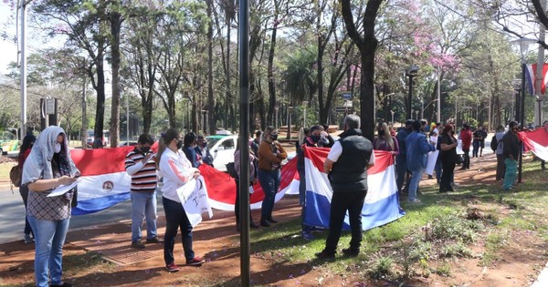 Unas 80 personas se manifestaron porque fueron desvinculadas