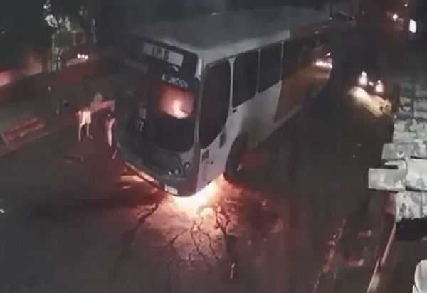 Bus se incendió por aparente desperfecto eléctrico - Nacionales - ABC Color