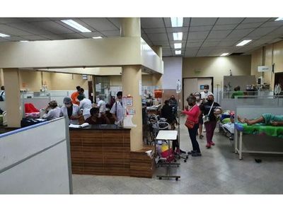Clínicas al límite y hospitalizan a los pacientes hasta  en sillas