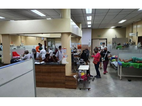 Clínicas al límite y hospitalizan a los pacientes hasta en sillas