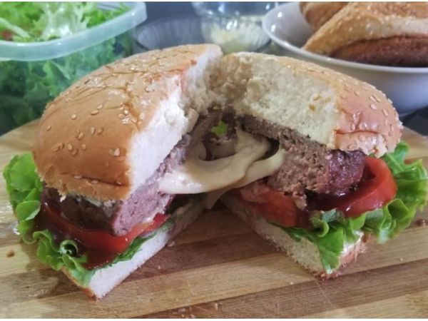 Hamburguesa casera rellena