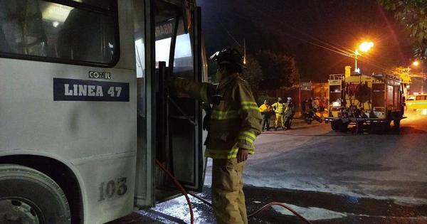 Colectivo de la línea 47 sufre incendio en Guarambaré