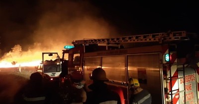 Controlan incendio de grandes proporciones en pastizales sobre Acceso Sur