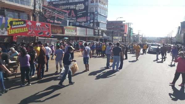 ENTREGAN VÍVERES A PASEROS EN ZONA FRONTERA DE ENCARNACIÓN. 